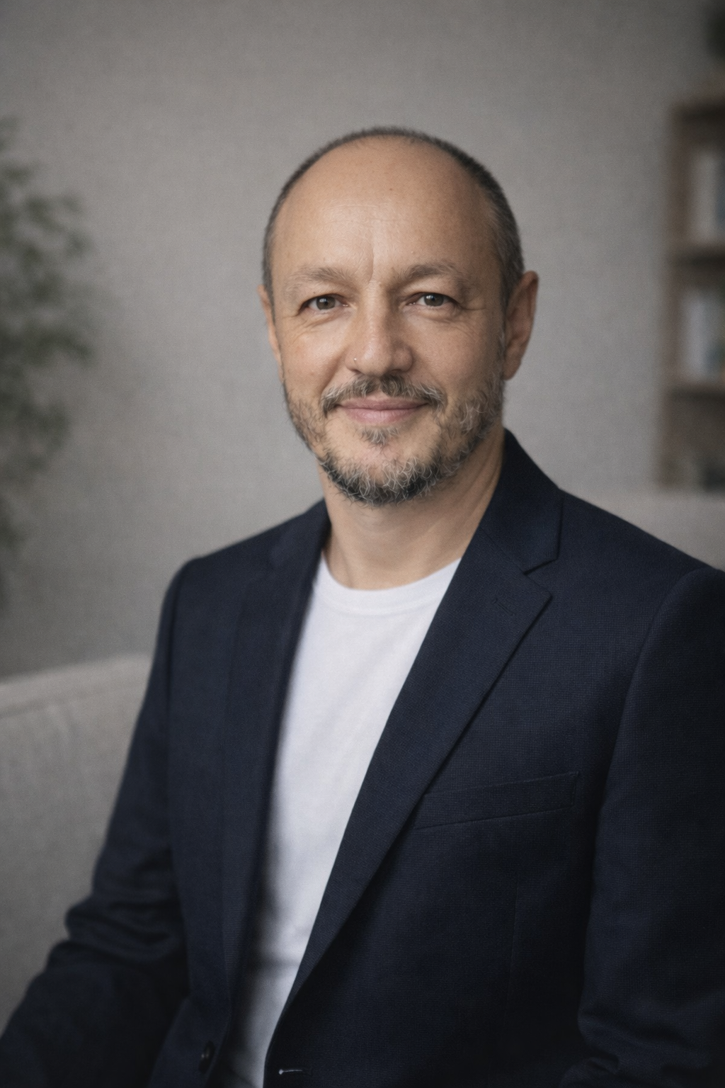 Вадим Жеребцов в рабочем кабинете